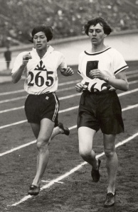 Kimue Hitomi (left) and Lina Radke (right) run the 800 meter race. Courtesy of Wikimedia Commons.